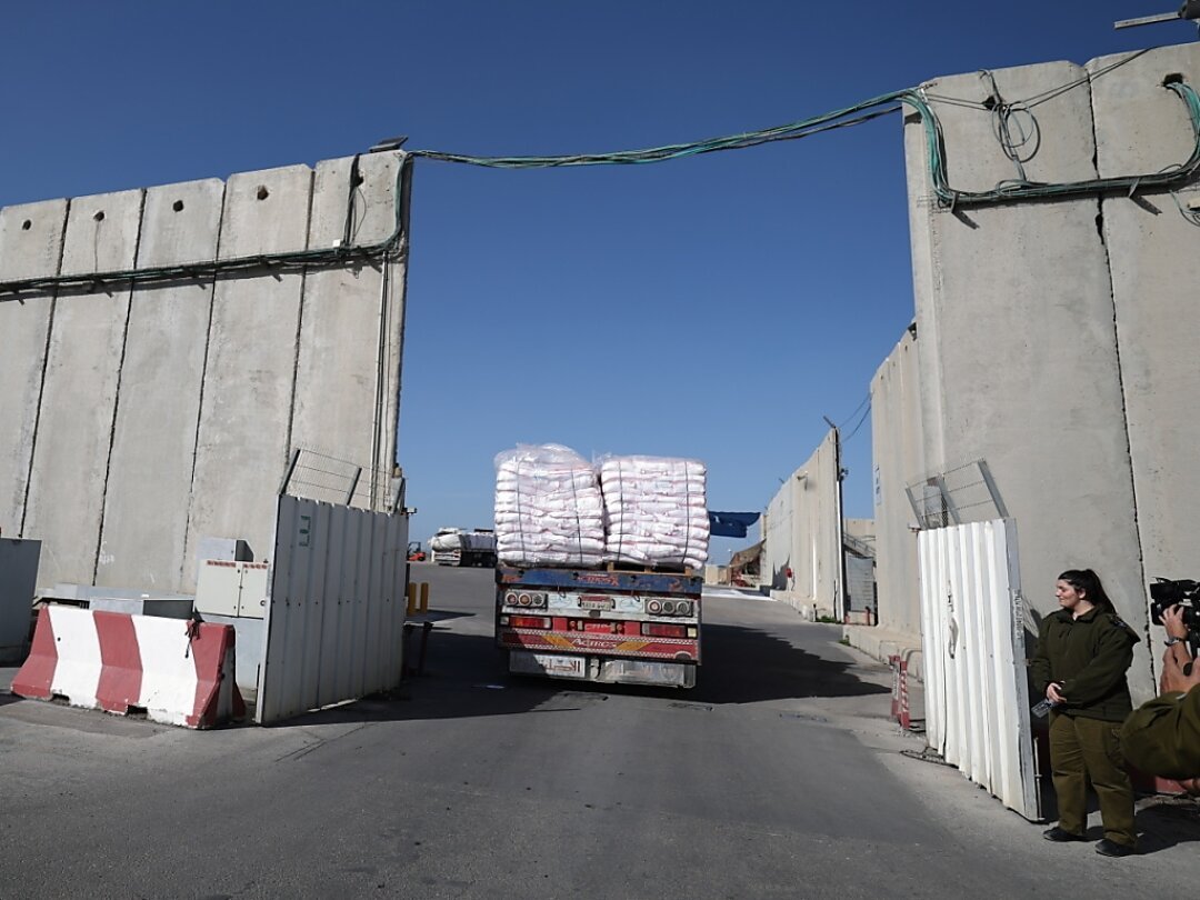 Un camion chargé d'aide humanitaire traverse le point de passage de Kerem Shalom (archives).
