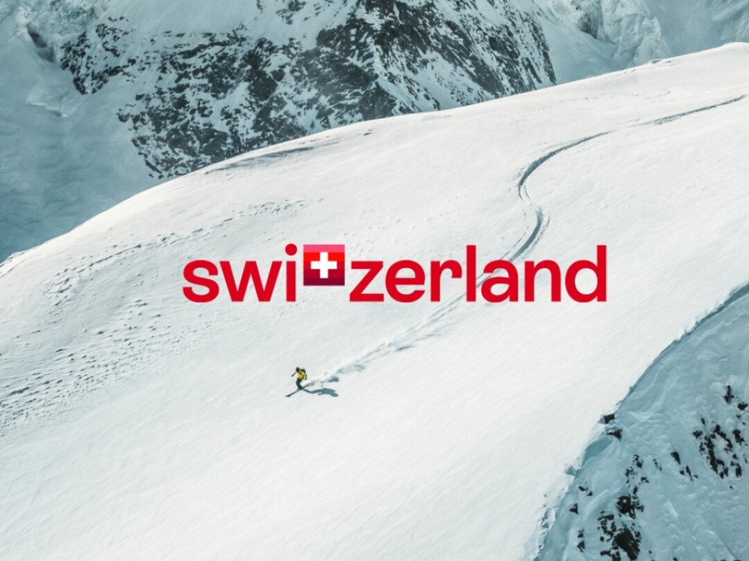 Pour Suisse Tourisme, le nouveau logo "Switzerland" - exclusivement en anglais "constitue la base logique pour la marque de la destination de vacances et de voyage qu'est la Suisse".