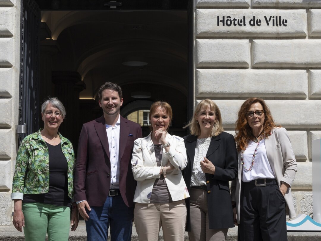 Le nouveau Conseil communal de Neuchâtel qui entrera en fonction le 1er juillet. De gauche à droite: Johanna Lott Fischer (V), Jonathan Gretillat (PS), Violaine Blétry-de Montmollin (PLR), Nicole Baur (V) et Julie Courcier Delafontaine (PS).