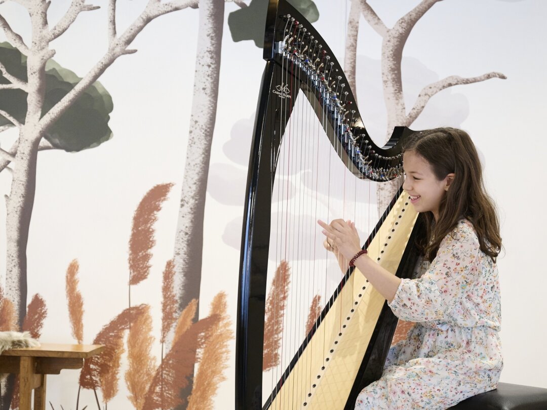 Robe longue et sourire gracieux... La jeune harpiste Marion est venue de Genève pour participer aux auditions ce jeudi 9 mai.