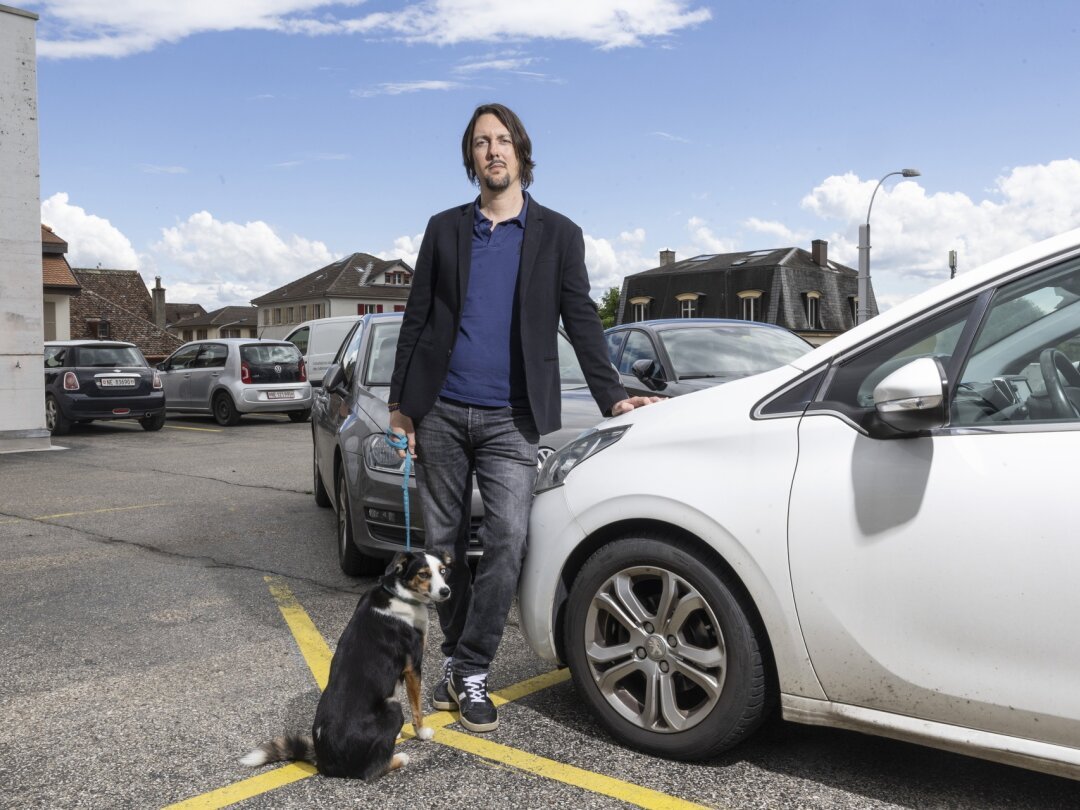 Alain Bernard et son chien Blue sur le parking de Saint-Blaise où une dizaine de voitures, dont la sienne, ont été fracturées.