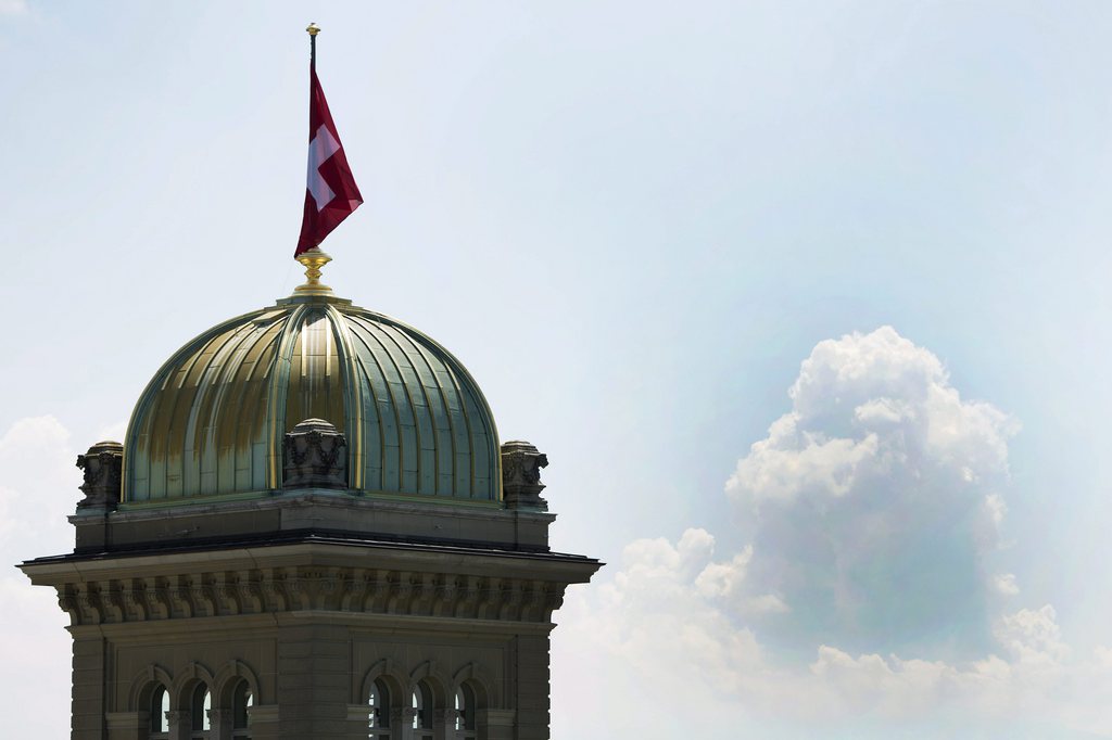 Sicht auf die Bundeshauskuppel, am Mittwoch, 5. Juni 2013, in Bern. (KEYSTONE/Peter Schneider)