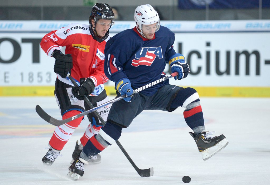 Dino Wieser derrière Derek Ryan, en deuxième journée de la Deutschland-Cup. 