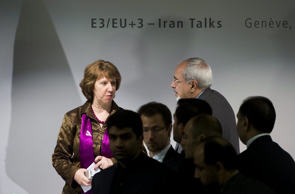 La cheffe de la diplomatie européenne Catherine Ashton et le ministre iranien des Affaires étrangères Mohammad Javad Zarif, en conférence de presse, après la rencontre soldée par un échec des négociations samedi.