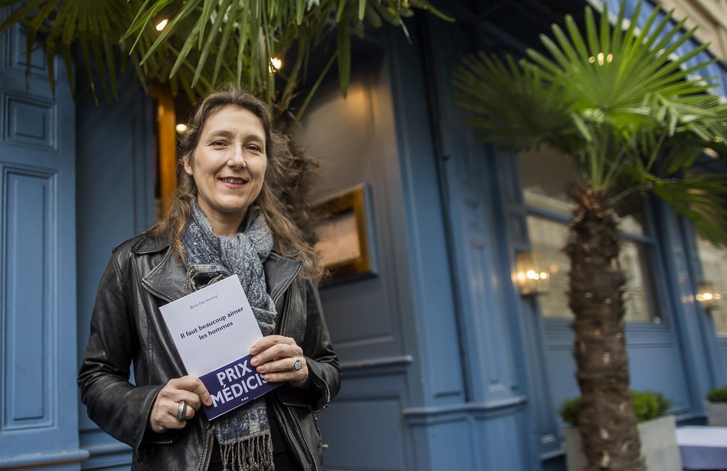 epa03946601 French author Marie Darrieussecq poses after being awarded the Medicis literary prize for her book 'Il faut beaucoup aimer les hommes' at the Mediterranee restaurant in Paris, France, 12 November 2013.  EPA/IAN LANGSDON