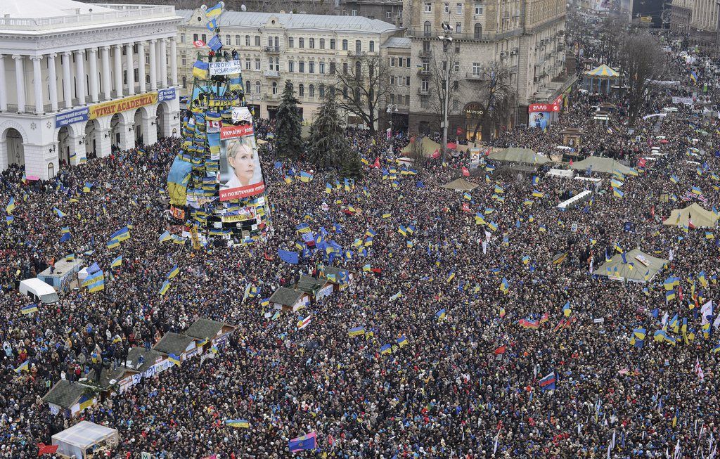 epa03982616 A general view of the pro-European protesters rallying on Independence Square in Kiev, Ukraine, 08 December 2013. Tens of thousands of Ukrainian anti-government protesters on 08 December continued to demand that President Viktor Yanukovych step down to atone for his decision to back away from an association agreement with the European Union.  EPA/ANDREW KRAVCHENKO