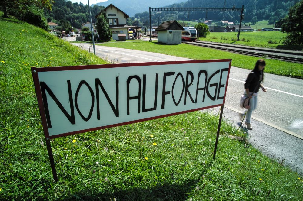 Un panneau posé à l'entrée de Noiraigue en août exprimait l'opinion du village.