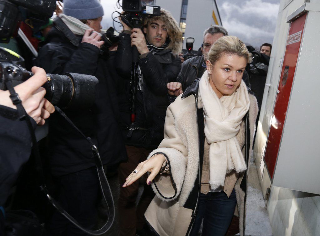 Corinna Schumacher, la femme de l'ancien pilote allemand, arrive à l'hôpital de Grenoble le jour du 45e anniversaire de son mari.
