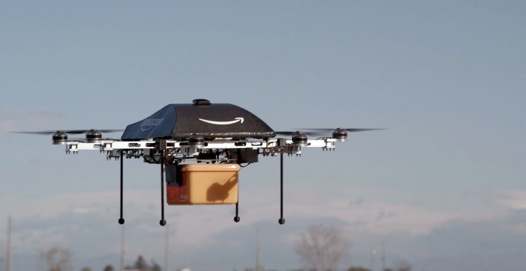 Le site commercial Amazon.com pourrait bien utiliser des drones pour livrer ses colis. 