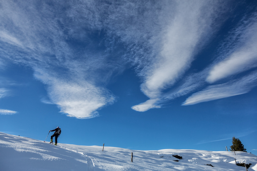 La prudence est de mise pour les skieurs et randonneurs. Cailloux et plaques à vents menacent. 