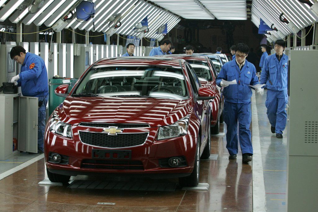epa01998255 Chinese workers build Chevrolet Lova cars on a production line of Shenyang General Motors in Shenyang, northeast China, 21 January 2010. China reported GDP growth of 10.7 percent for the last quarter of 2009 resulitng in a figure for the whole year of 8.7 percent. New limits on lending have been introduced in recent days as China's leaders have expressed concern over asset price bubbles, particularly in the property sector.  EPA/MARK
