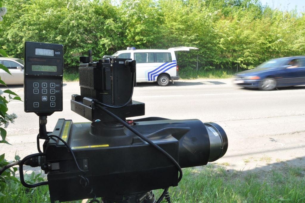 Le radar (ici le même modèle en Belgique) doit être calé dans l'axe de la route.