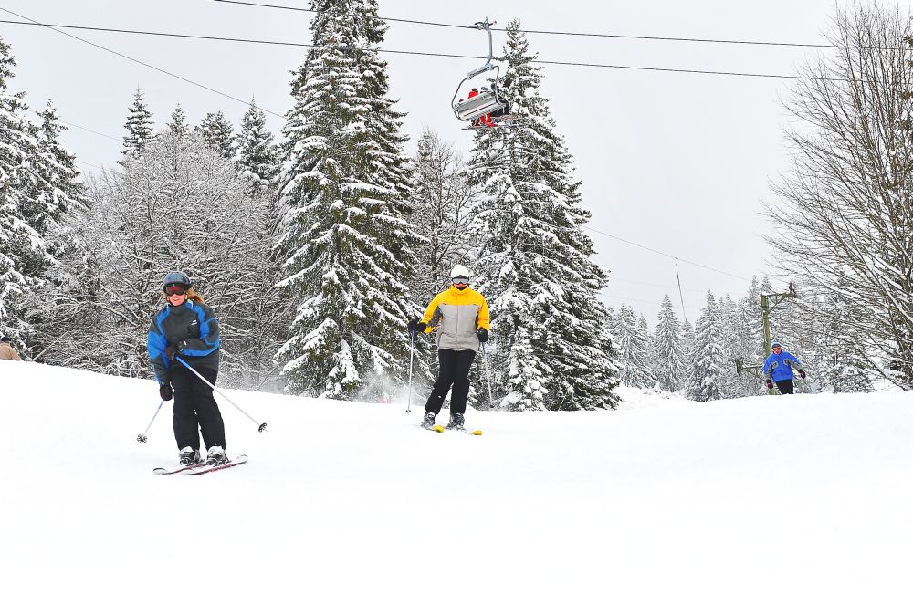 Dès ce week-end, il sera donc possible de skier sur les cimes du Jura. Demain matin, Espace Dôle ouvrira la quasi-totalité de ses pistes. 