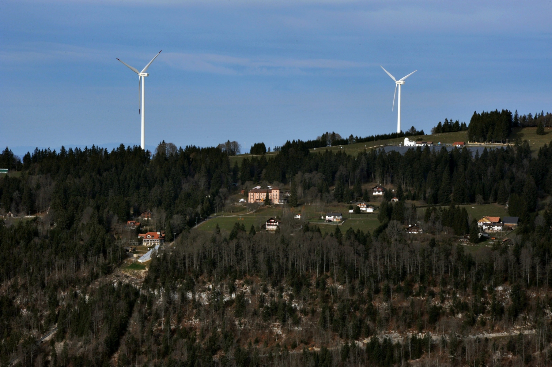 Les Neuchâtelois auront le choix, le 18 mai, entre l'initiative "Avenir des crêtes: au peuple de décider", et le contre-projet du Grand Conseil, qui prévoit au maximum 5 sites et 59 éoliennes (ici à Mont-Soleil).