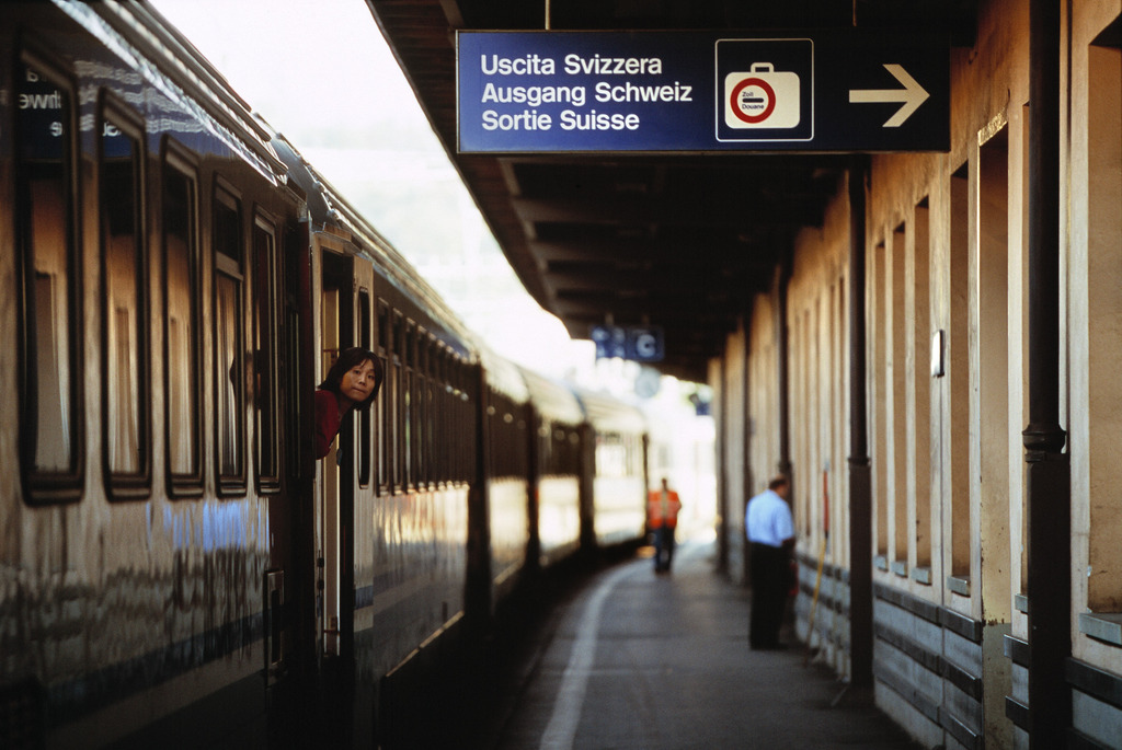 Ein Zug wartet bei der Zollabfertigung in Chiasso auf seine Weiterfahrt, aufgenommen am 26. August 2003.  (KEYSTONE/Martin Ruetschi) === ,  === : DIA]