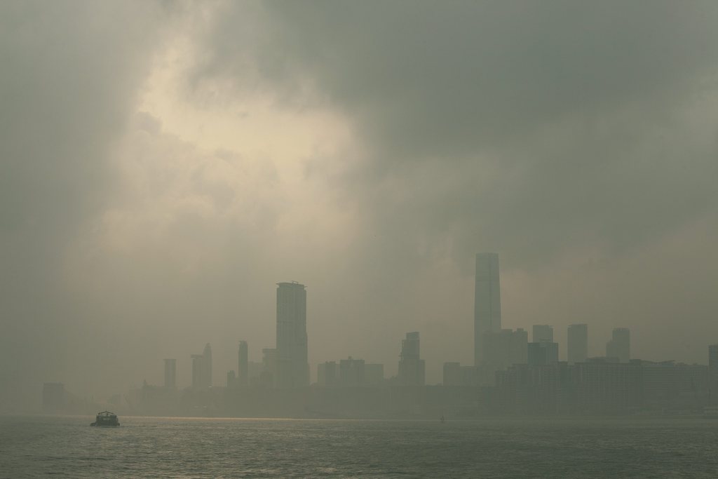 Les mois d'hiver sont les plus pollués avec les vents du nord qui poussent de l'air chargé d'émissions toxiques en provenance de Chine populaire.