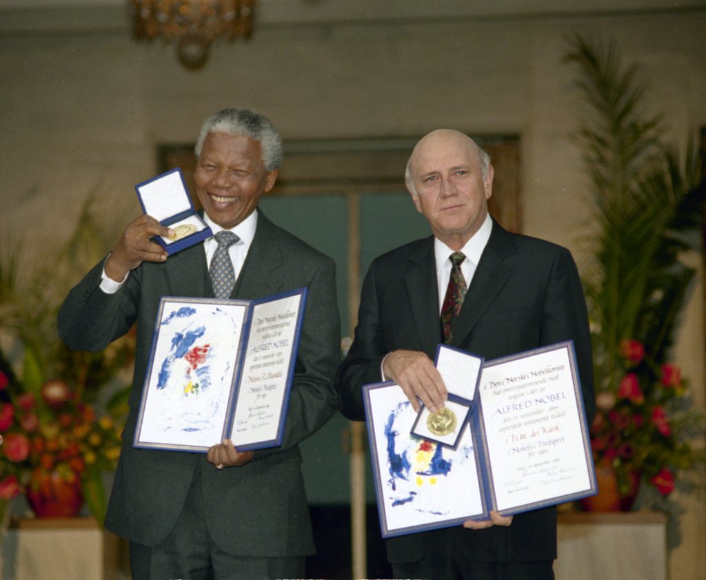 Frederik de Klerk avait reçu, avec Nelson Mandela, le Prix Nobel de la paix en 1993. 21 ans plus tard, toutes les plaies ne sont pas cicatrisées en Afrique du Sud.