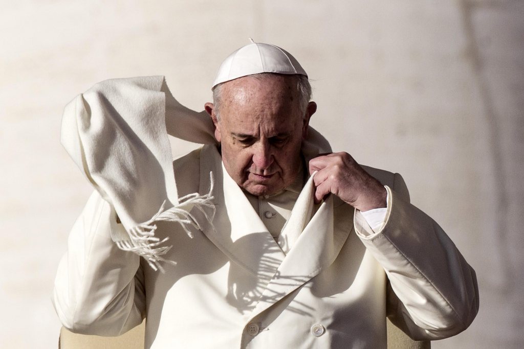 epa04011870 Pope Francis puts on a scarf as he arrives in St. Peter's Square in the Vatican City, 08 January 2014 to hold his weekly general audience.  EPA/ANGELO CARCONI