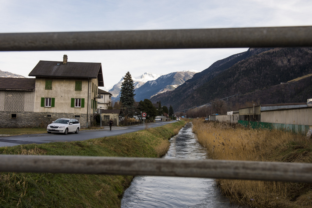 Le Grossgrund Kanal est photographie entre les habitations du village de Turtig ce mercredi 8 janvier 2014 pres de Viege dans le Haut-Valais. Entre 1930 et le milieu des annees 1970, la Lonza a utilise ce canal pour deverser ses dechets industriels, dont du mercure. Au total, 4,5 tonnes du metal ont pollue la region. Une moitie a contamine le canal et ses abords immediats, un tiers se trouve sur le site industriel de la Lonza. (KEYSTONE/Jean-Christophe Bott)