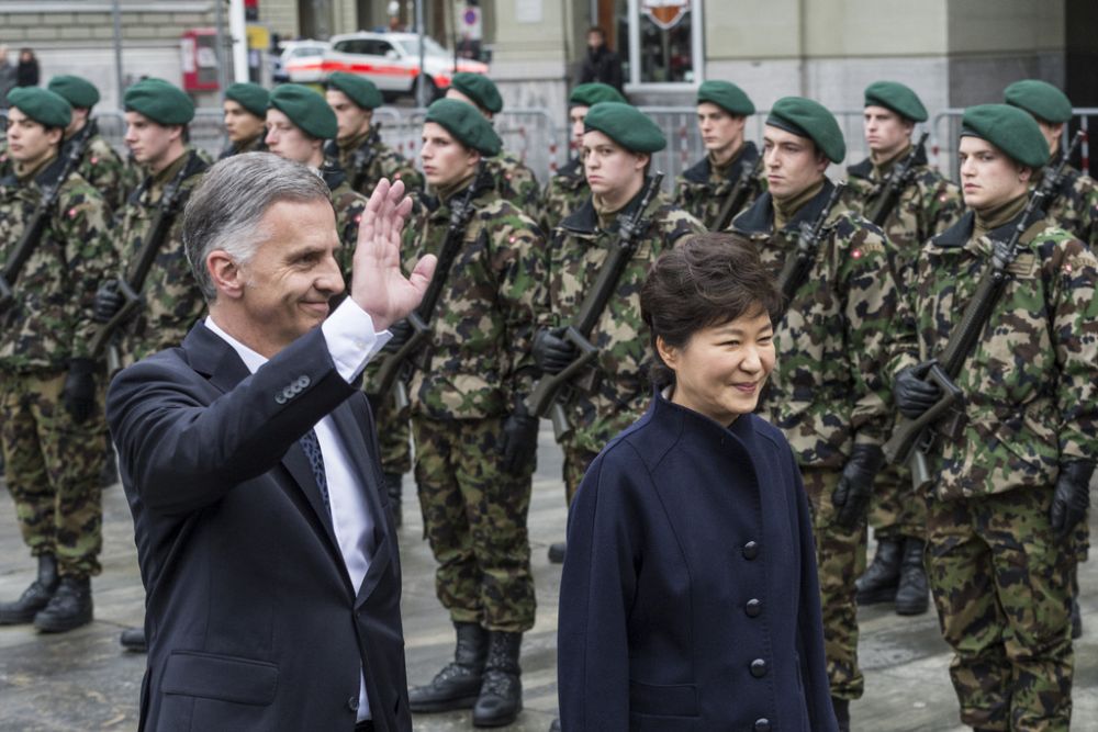 South Korean President Park Geun-hye, right, and the President of the Swiss Confederation Didier Burkhalter, left, wave to bystanders after inspecting the guard of honour of the Swiss military on the Federal Square in Bern, Switzerland, Monday, January 20, 2014. On invitation by the Federal Council, the president of the Republic of Korea pays a state visit to Switzerland from 20 to 21 January 2014. (KEYSTONE/Lukas Lehmann)