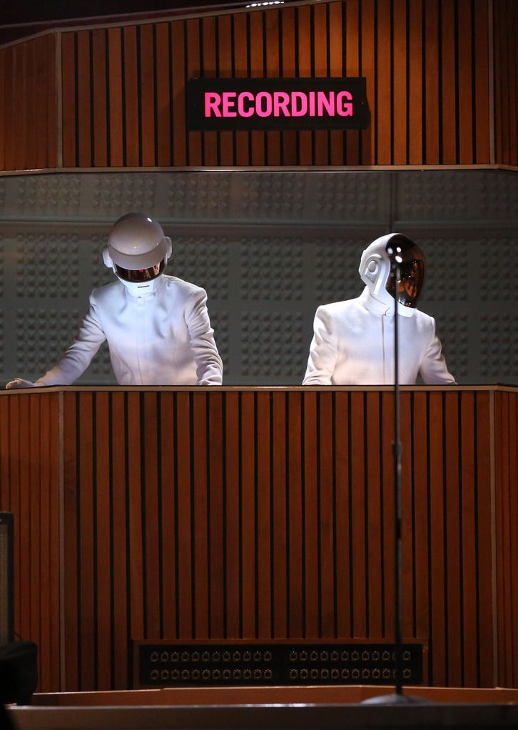 Thomas Bangalter, gauche, et Guy-Manuel de Homem-Christo des Daft Punk sur la scène des 56e Grammy Awards.