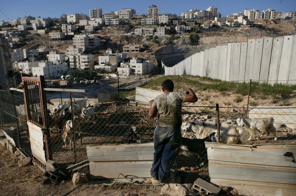 Le mur de séparation, appelé "mur de l'apartheid" par les Palestiniens, poursuit inexorablement son avancée en Cisjordanie. Mais son tracé est remis en cause par la justice israélienne.