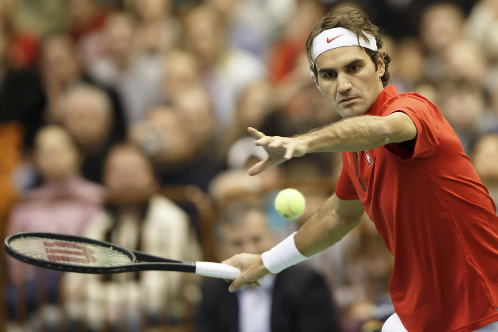 Roger Federer affronte Ilija Bozoljac lors du premier match de Coupe Davis entre la Serbie et la Suisse à Novi Sad.