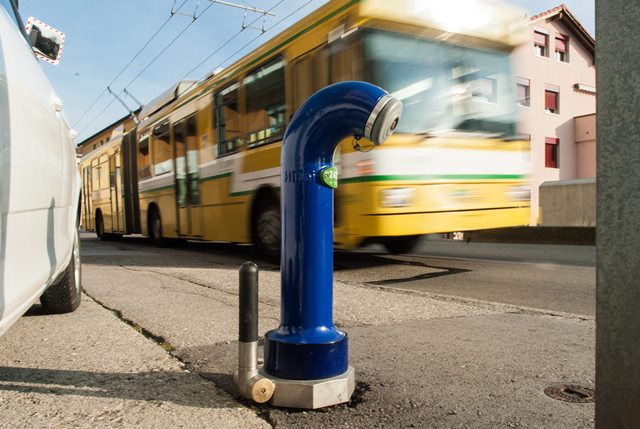 Une antenne radio sur le côté de l'hydrante permet, en cas de fuite, d'envoyer un signal à une centrale informatique.