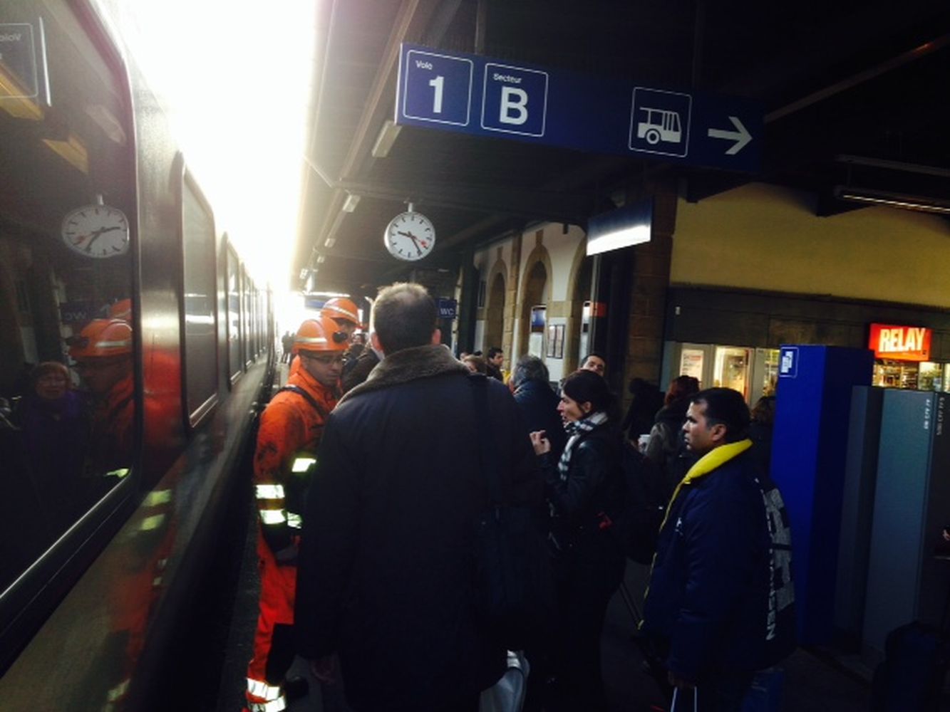 Des passagers en attente à la gare d'Yverdon vendredi matin.