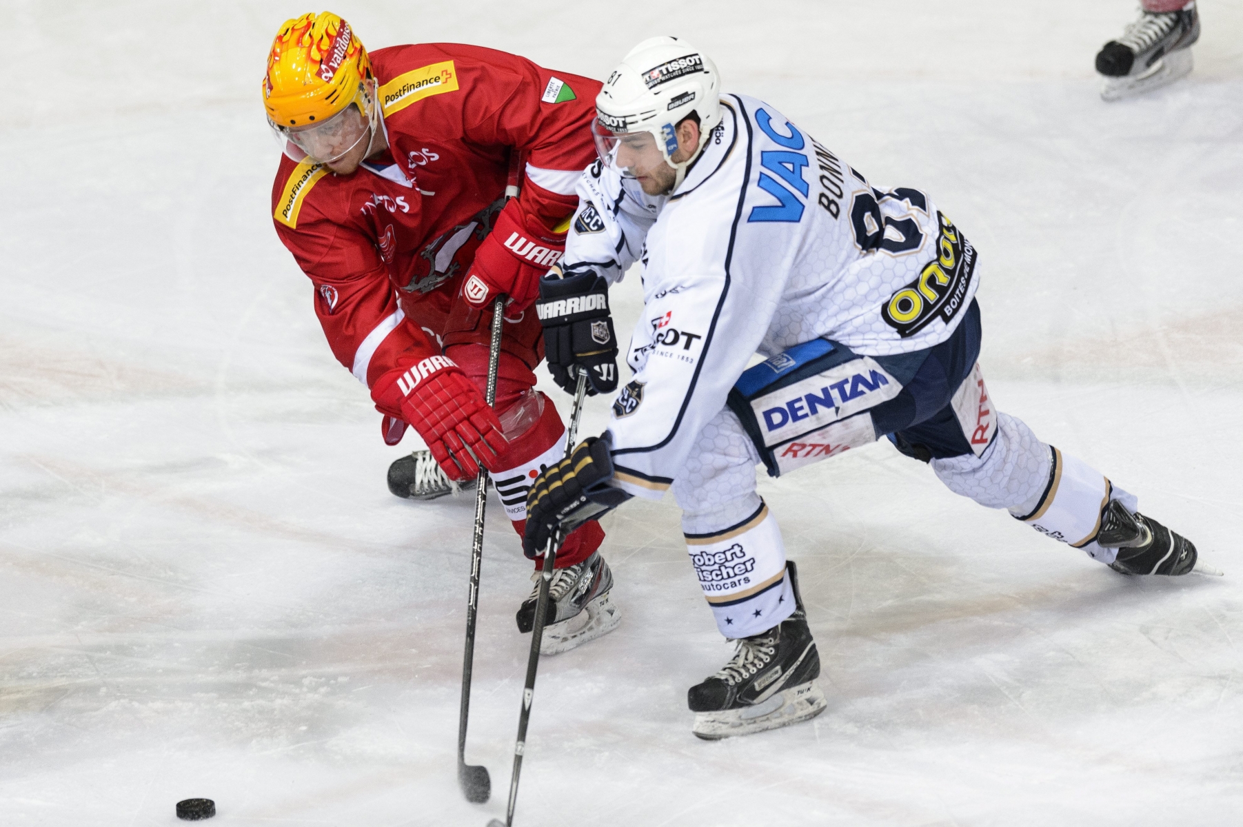 Colby Genoway du LHC (en rouge) et Jérôme Bonnet du HCC (en blanc)se retrouveront en Coupe de Suisse.