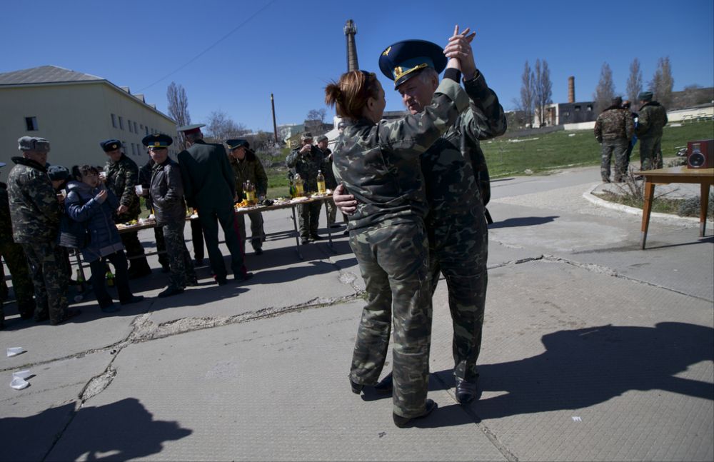 Insolite: alors que leur base est encerclée par les soldats russes, les militaires ukrainiens célèbrent le mariage de deux d'entre eux.