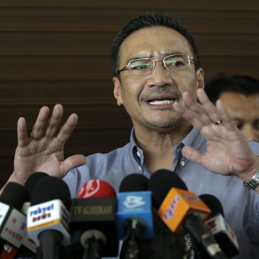 Le ministre malaisien des transports Hishamuddin Hussin a expliqué que tous les espoirs n'étaient pas perdus de retrouver des survivants.
