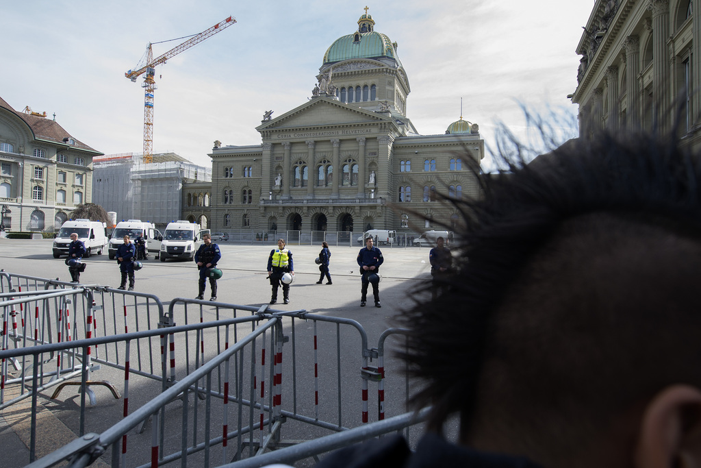 En fin d'après-midi, les forces de police maîtrisaient la situation sur la Place fédérale et dans les alentours.