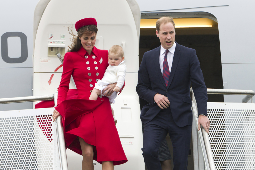 Le petit prince George âgé de 8 mois est arrivé lundi en Nouvelle-Zélande accompagné de ses parents, le prince William et son épouse Catherine, pour la première visite officielle de l'enfant.