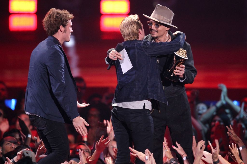 Johnny Depp remet les trophées lors de la cérémonie 2014. 