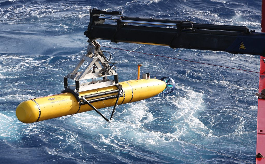 epa04169632 A handout picture released by the Australian Defence Department on 17 April 2014 shows the Phoenix Autonomous Underwater Vehicle (AUV) Bluefin-21 as it is craned over the side of Australian Defence Vessel Ocean Shield in the search for missing Malaysia Airlines flight MH 370, in the Indian Ocean on 16 April 2014.  No trace of Malaysia Airlines flight MH370 was found by the underwater drone sent to the bottom of the Indian Ocean in an area where the Boeing 777 was believed to have crashed.  EPA/LSIS Bradley Darvill / Australian Defence Department  HANDOUT EDITORIAL USE ONLY/NO SALES