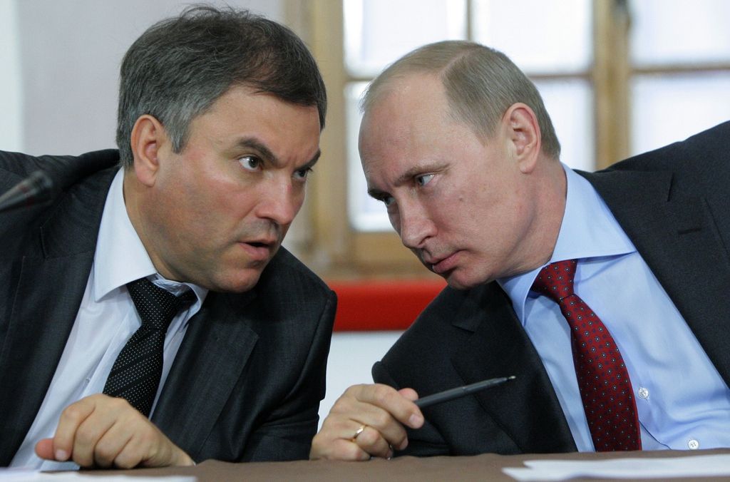 Le premier ministre russe Vladimir Putin en pleine discussion avec son chef adjoint de l'administration du Kremlin Vyacheslav Volodin.