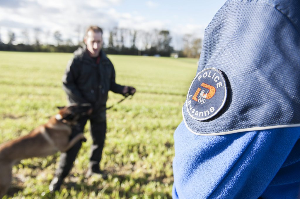 Un chien de la police vaudoise a rattrapé mercredi deux voleurs qui avaient pris la fuite après le cambriolage d'une villa à Ferlens, près de Servion (VD). 