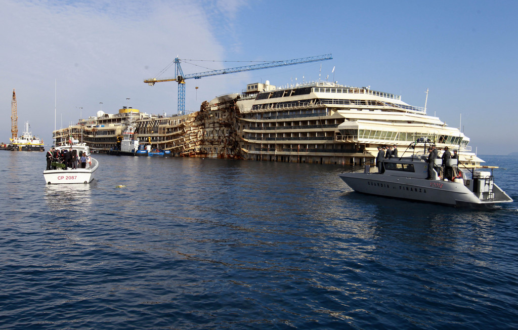 Le renflouement du Concordia a été suspendu dans l'attente de connaître le port où il sera démantelé, annoncent mercredi les médias.