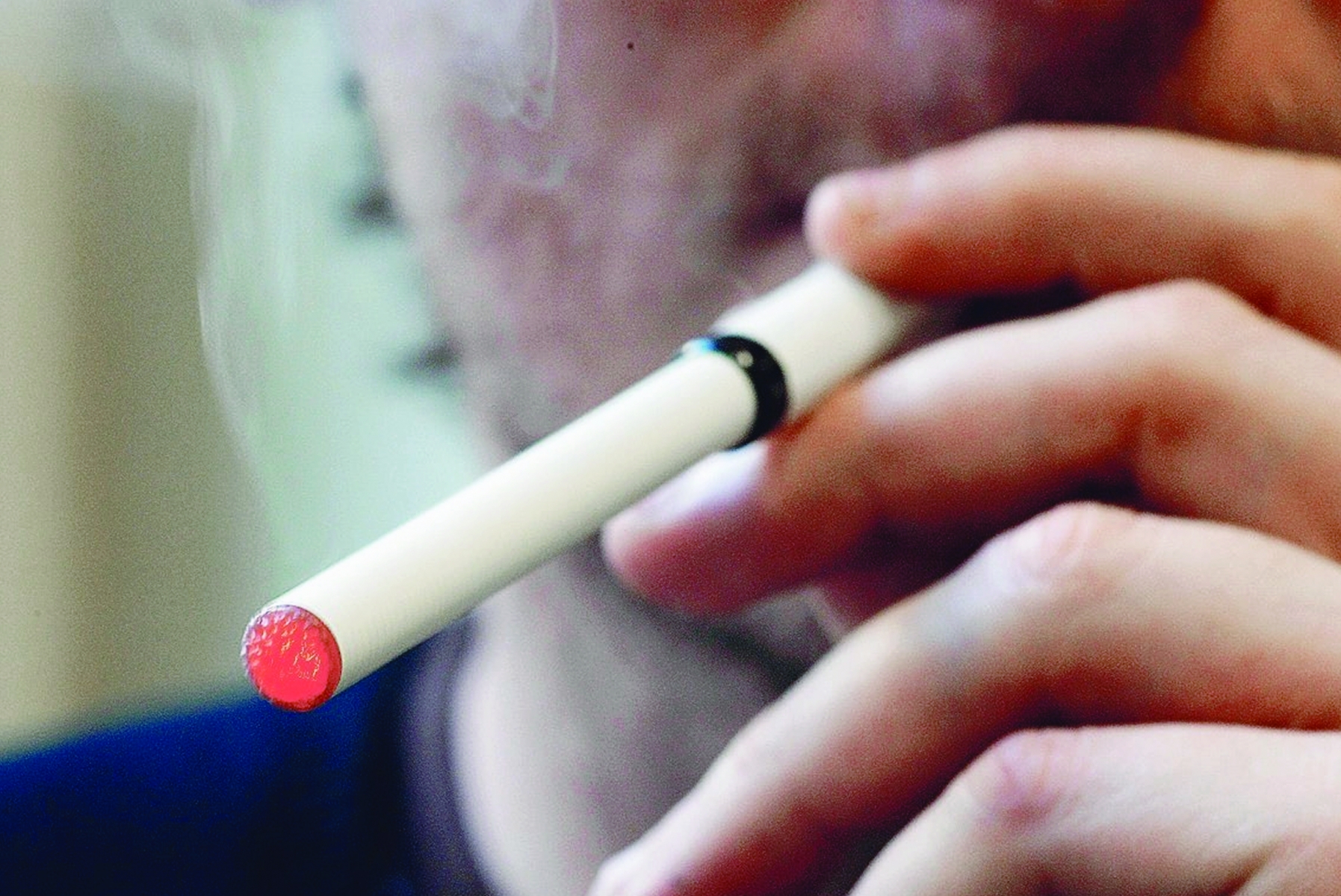 "Les autorités ne protègent personne en interdisant l'accès à un moyen de réduction des risques alors que le tabagisme concerne 25% de la population", argumente Helvetic Vape.