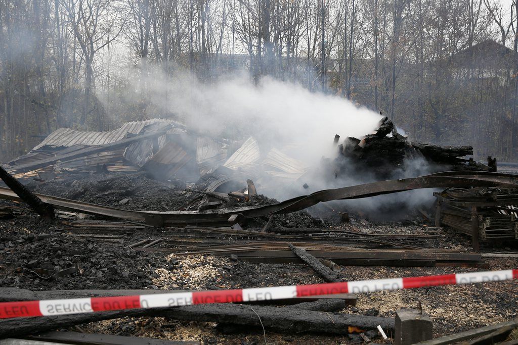 Un feu avait déjà détruit un hangar en novembre 2103 (photo) et d'autres incendies suspects avaient eu lieu dans la commune du Jura bernois. 