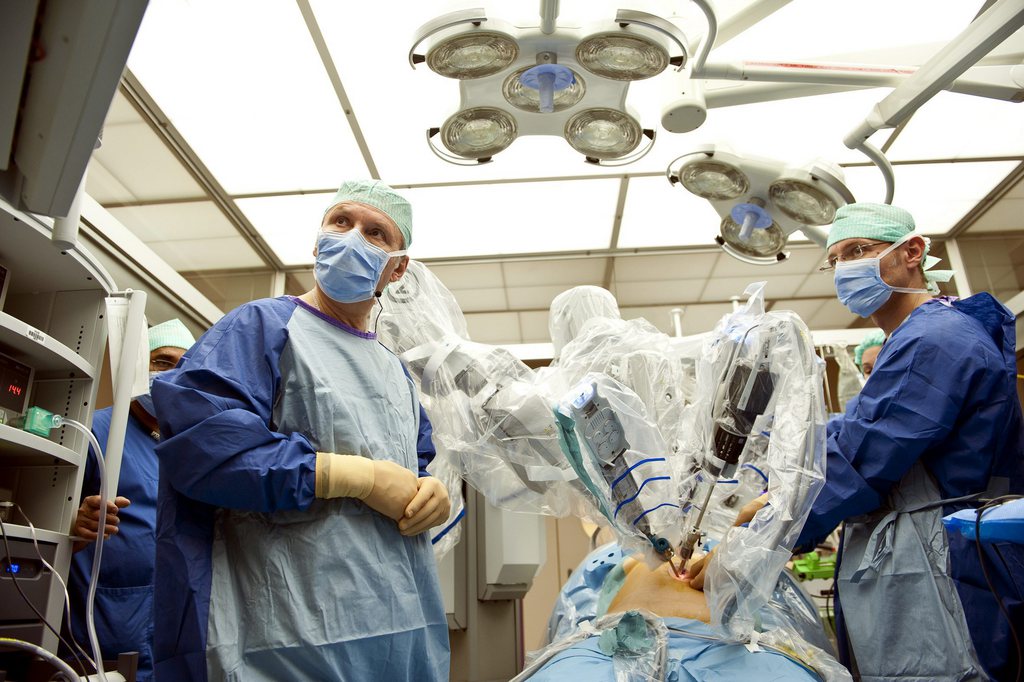 La chirurgie mini-invasive qui permet d'opérer par petites incisions à l'aide d'instruments fins et de mini-caméras, poursuit sa révolution en salles d'opération.