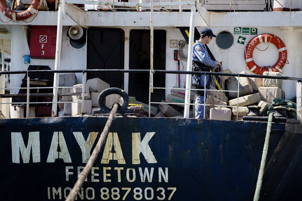 Les douanes espagnoles ont annoncé lundi la saisie d'un bateau demarchandise transportant 12 tonnes de haschich au large de Malaga (sud) ainsi que l'arrestation de ses huit occupants, tous des Syriens.