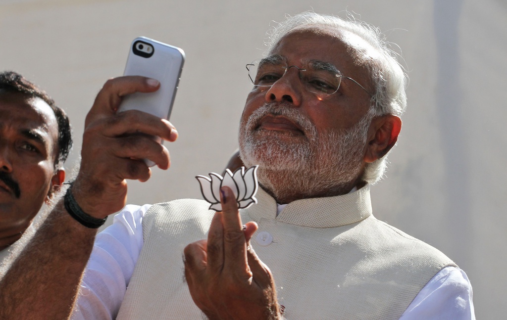 Alors que l'Inde entamait mercredi la dernière phase de son marathon électoral, le dirigeant nationaliste hindou Narendra Modi se voit déjà Premier ministre. Il a cédé à la mode du selfie.