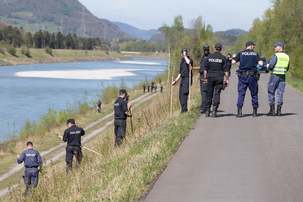 Polizeiangehoerige bei der Feinsuche am Ufer des Rheins bei Ruggell im Fuerstentum Liechtenstein, am Freitag, 11. April 2014. An einer Medienkonferenz in Ruggell informierte die liechtensteinischen Landespolizei ueber den aktuellen Stand der Ermittlungen zum Toetungsdelikt von Balzers vom Montag, 7. April 2014. (KEYSTONE/Arno Balzarini)