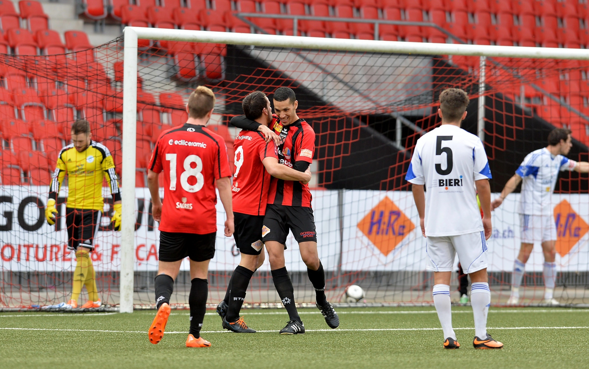 Les Xamaxiens se congratulent, ils n'ont pas laissé la moindre chance au FC Granges ce soir à la Maladière. Score final 4-0. 