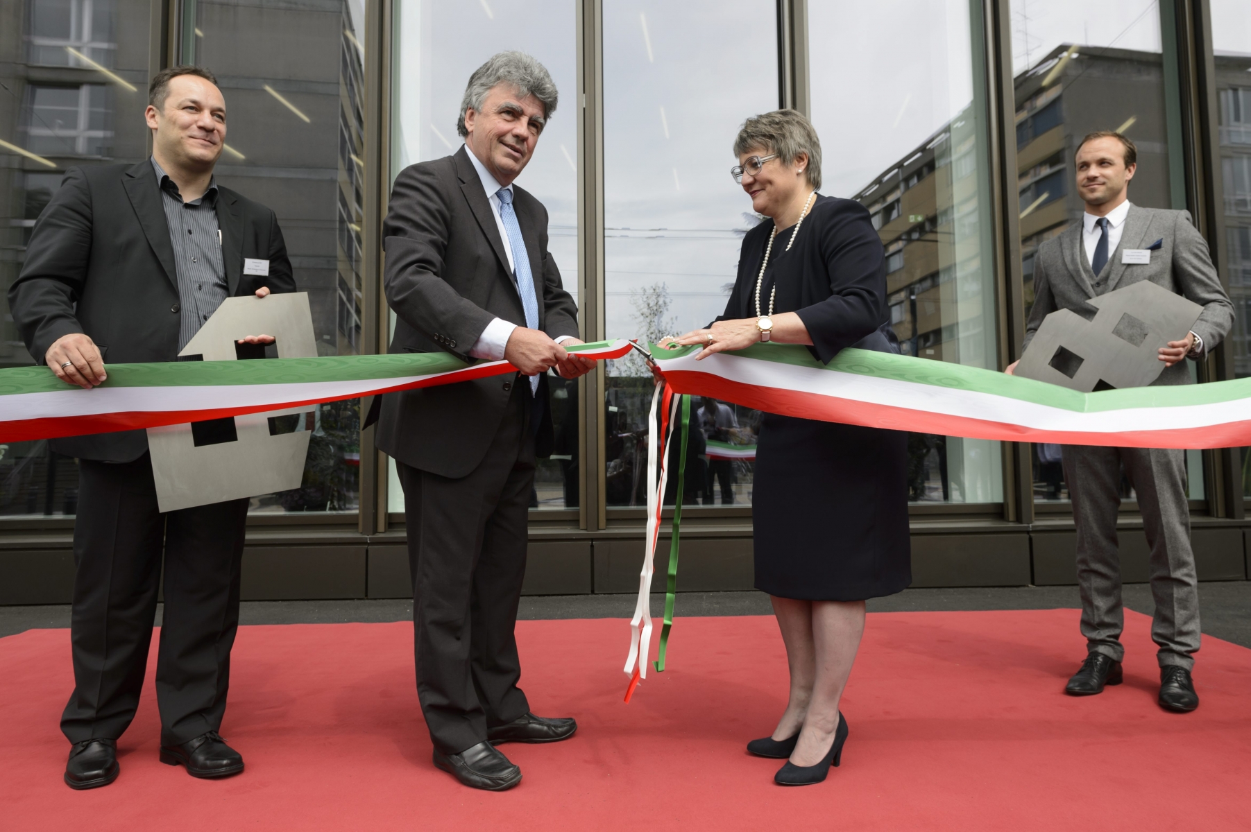Patrick Aebischer, centre gauche, président de l' EPFL et la conseillère d'Etat neuchâteloise Monika Maire-Hefti, centre droite, coupent le ruban devant les architectes Emmanuel Rey, gauche, et Cyril Baumann, droite, lors de l'inauguration de Microcity.