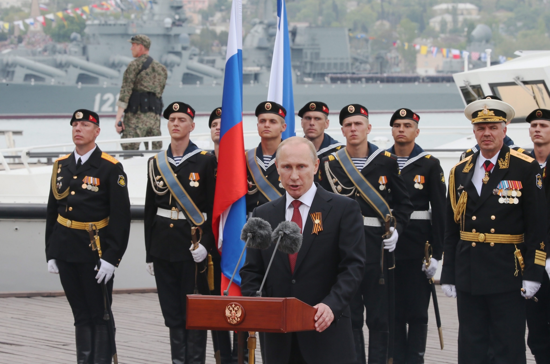 Vladimir Poutine en plein discours dans le port de Sébastopol.