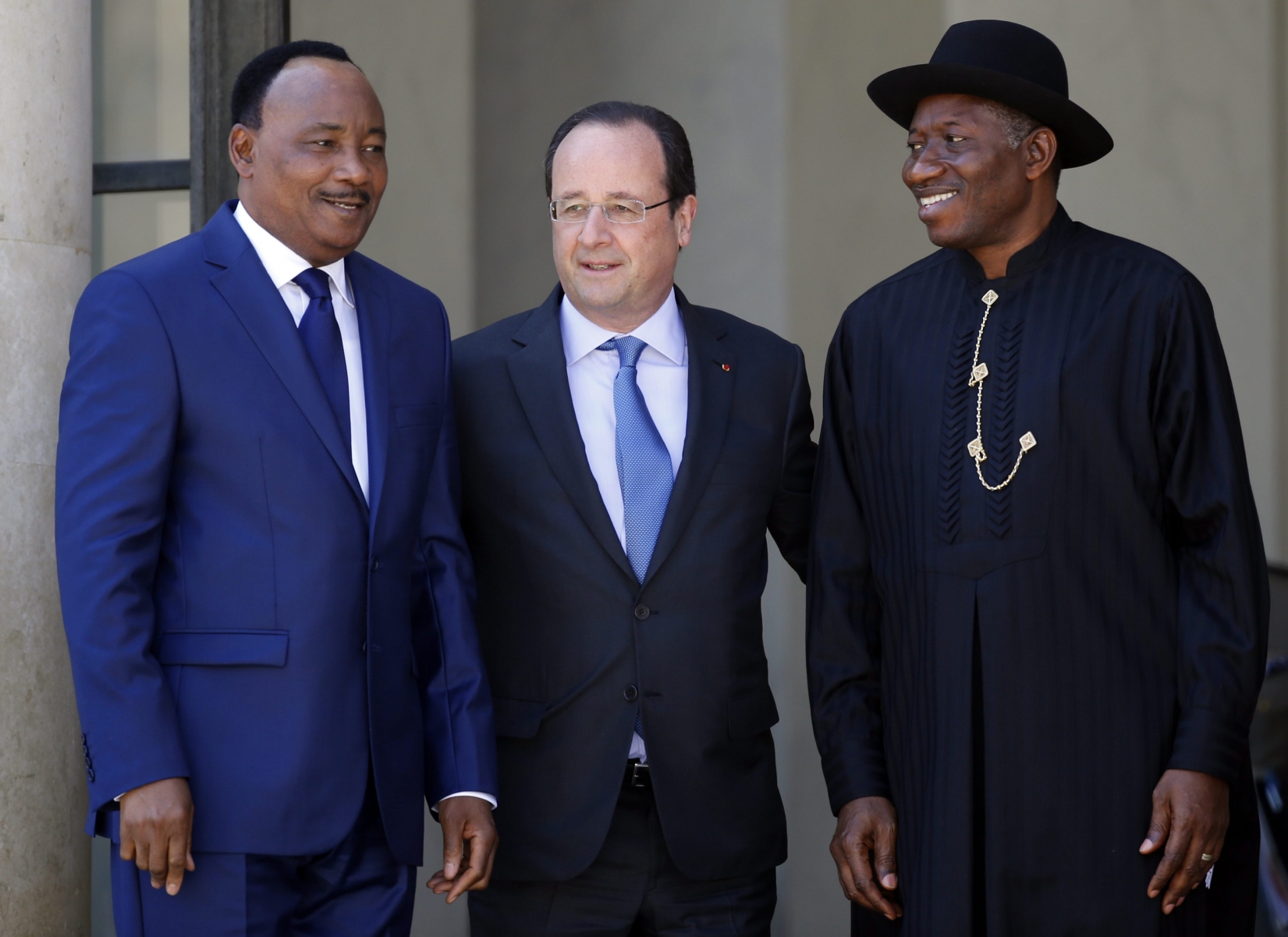 Francois Hollande (au centre) avec ses homologues du Nigeria, Goodluck Jonathan (à droite), et du Niger, Mahmadou Issoufou (à gauche), sur le parvis de l'Elysée. 