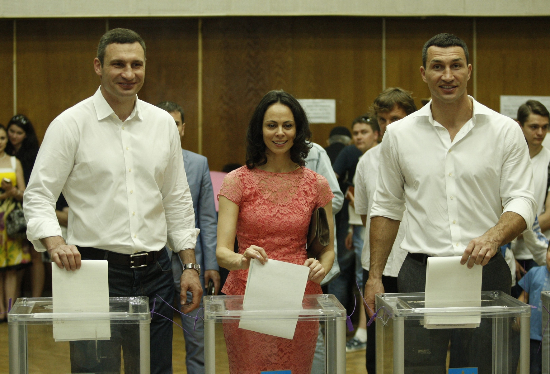 Les frères Klitschko (le leader de l'UDAR Vitali, à gauche, avec sa femme Natalia Egorova et son frère Wladimir) ont voté à Kiev.